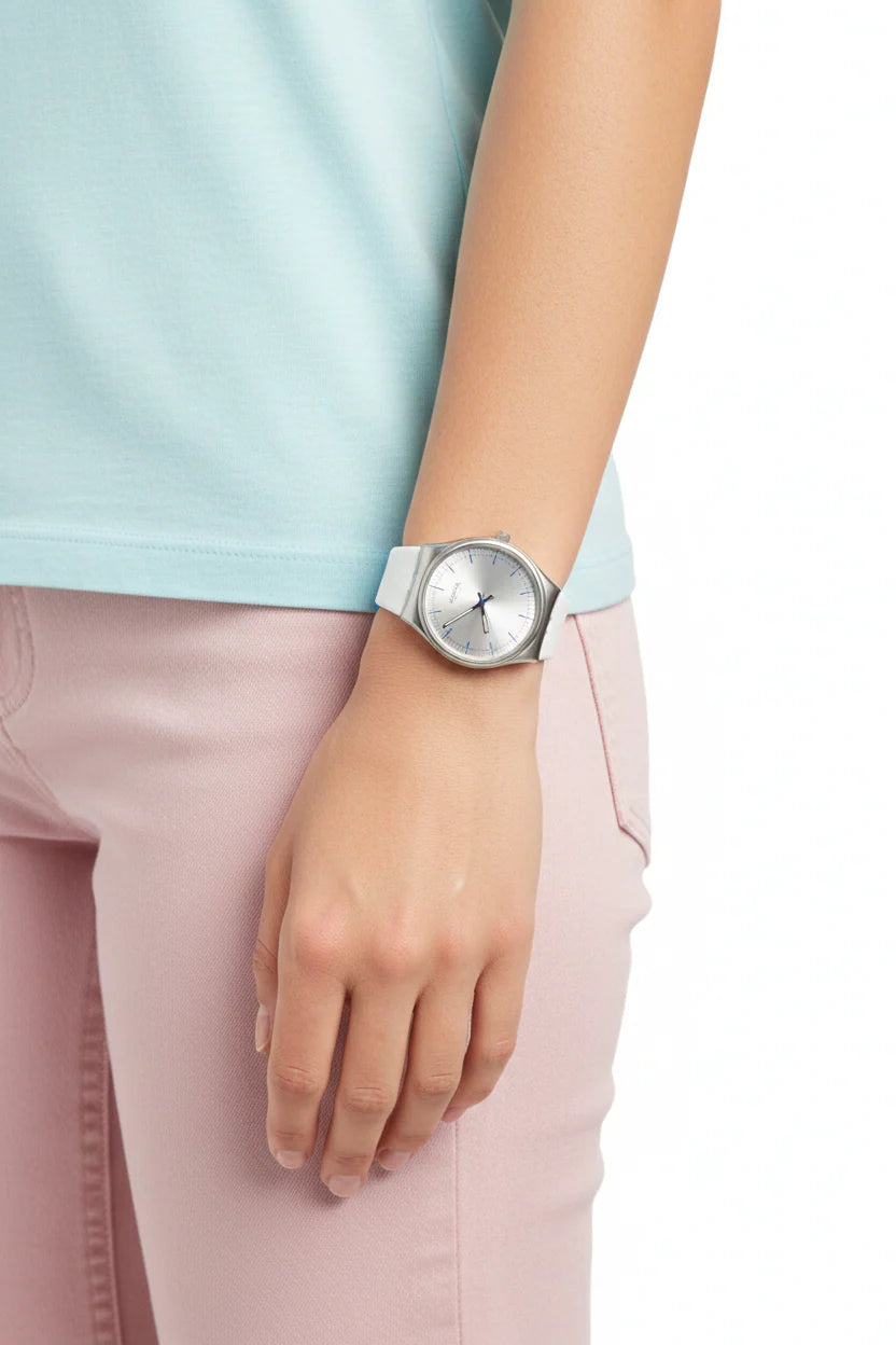 Montre Swatch Swiss Élégante – Cadran Argenté & Détails Bleus | Bracelet Blanc & Bleu