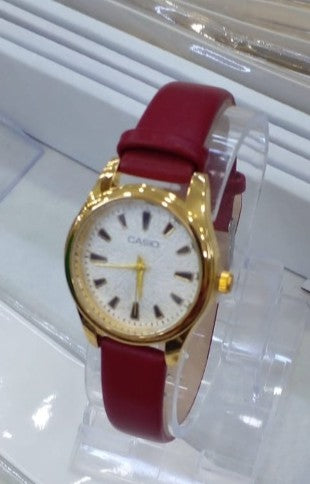 Montre Casio Classique Femme – Élégance Dorée et Bracelet Cuir Rouge Intense