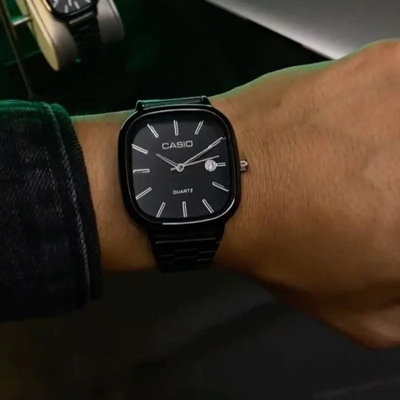 Montre Casio Analogique Noire Carrée en Métal | watchfyy